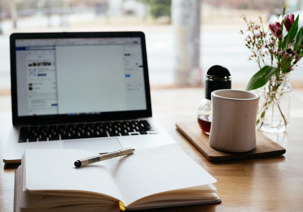 Foto bureau met computer en notitie boek