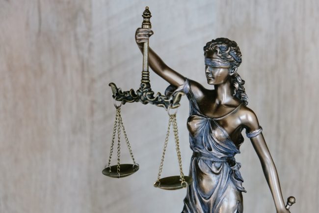 tingey-injury-law-firm-DZpc4UY8ZtY-unsplash Gestileerde weegschaal als symbool voor rechtvaardigheid voor vacature Recht in Balans